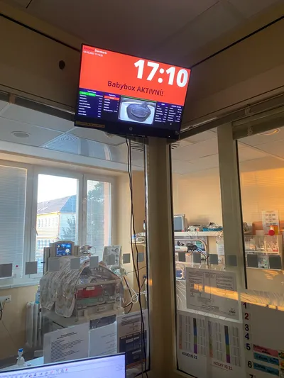 Nainstalovaný monitorovací panel v prostorách nemocnice
